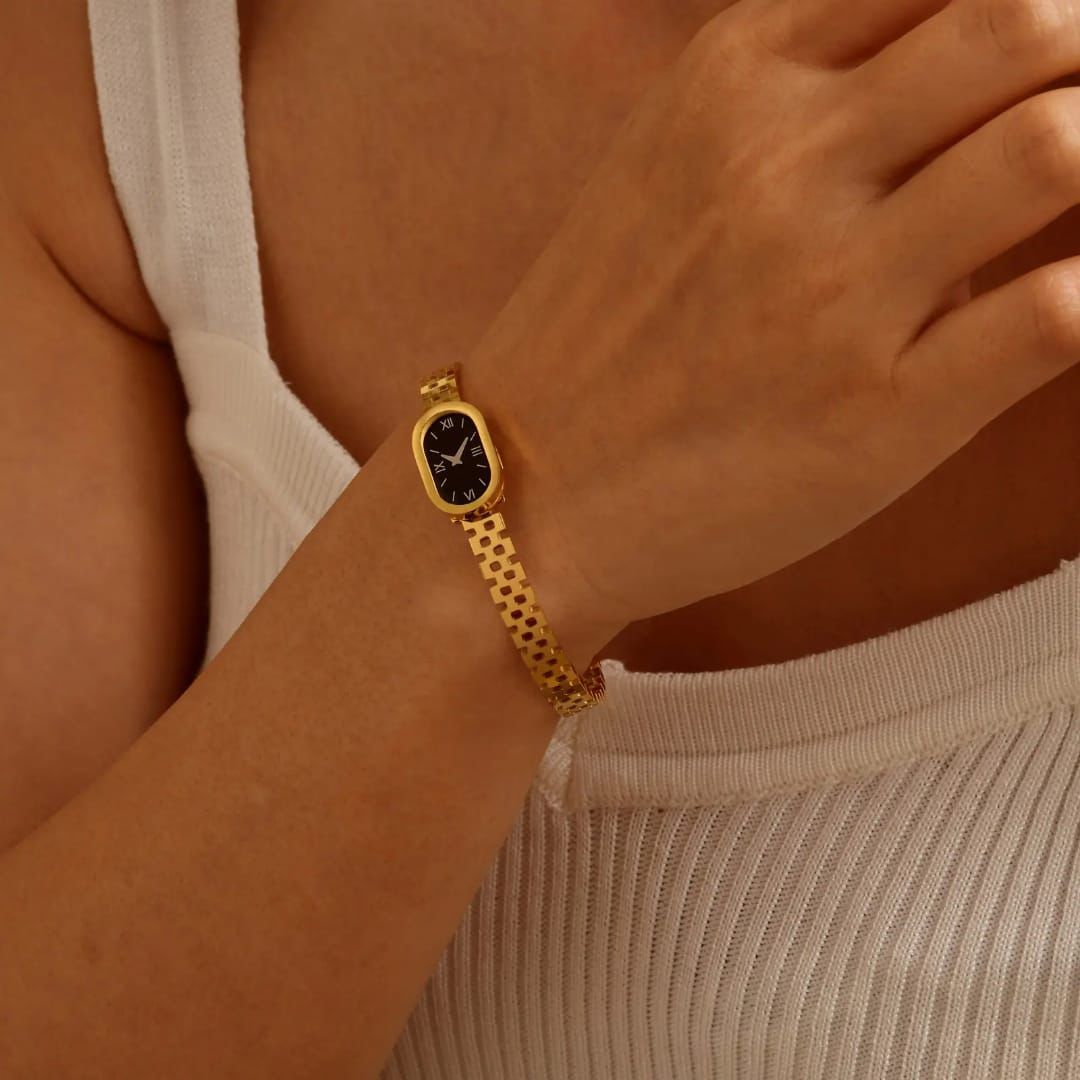 Luxury Gold Women’s Bracelet Watch – Black Dial with Roman Numerals, Stainless Steel Strap