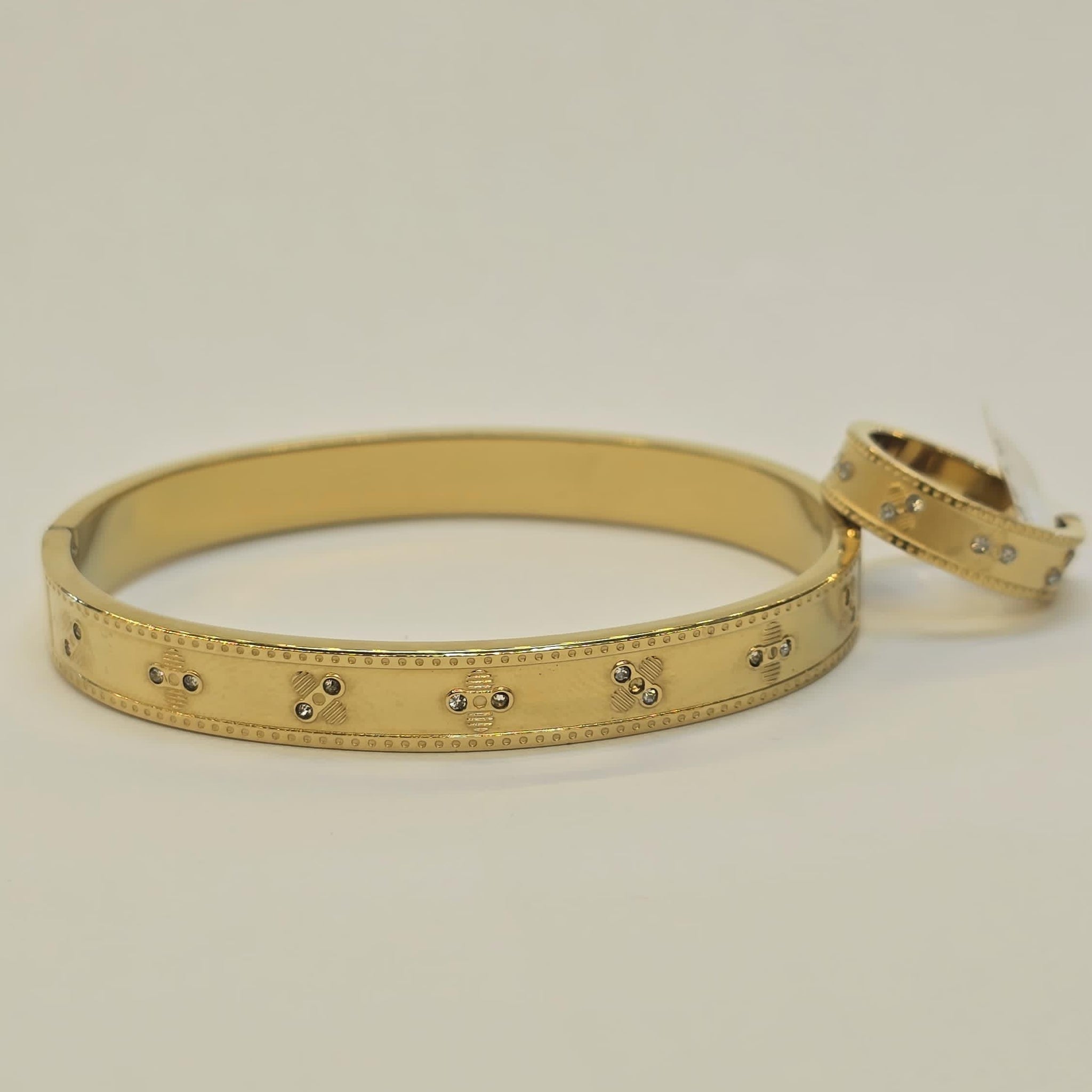 Clover HandCuff With Ring