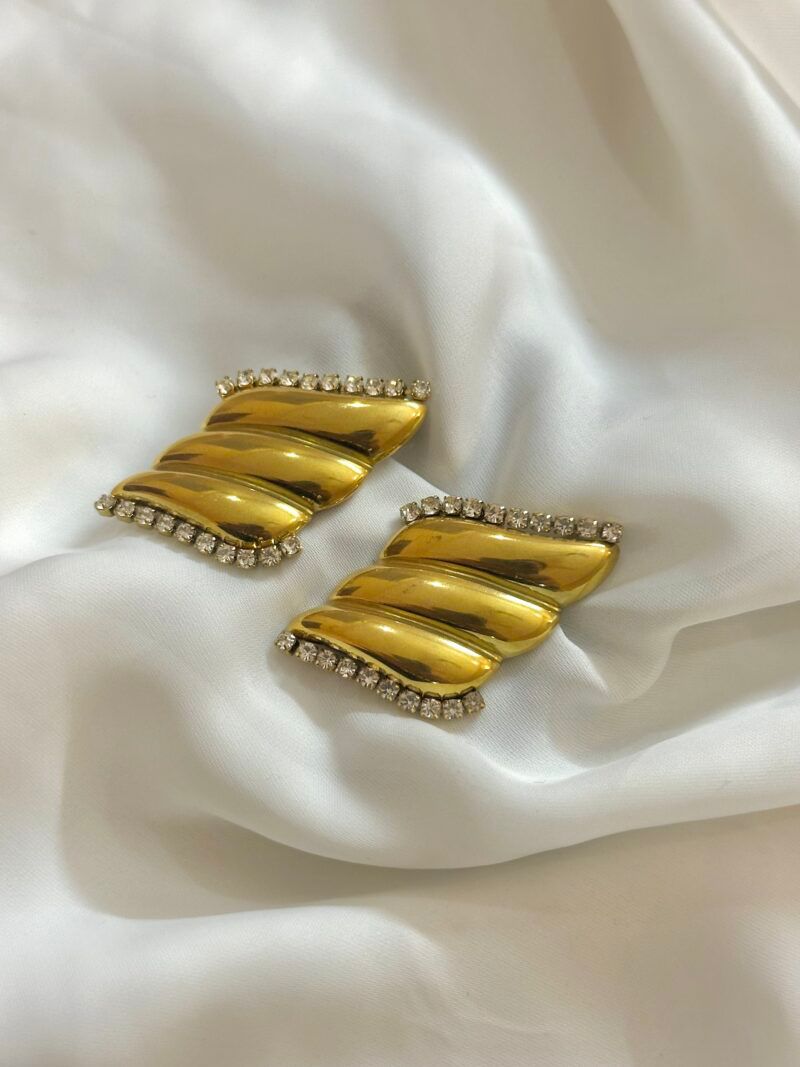 Geometric Wing Desing Studs