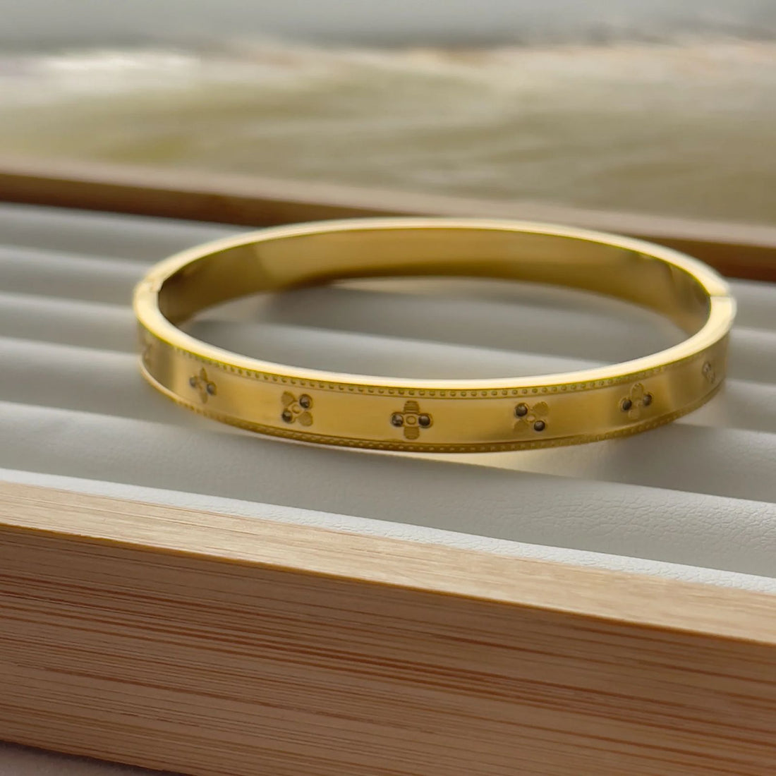 Clover HandCuff With Ring